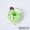Donut artificiale in PU verde chiaro con crema e biscotto, modello decorativo 7cm - Con Magnete / Verde-Biscotto