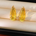 Makroaufnahme von Silbersteckern mit gelben Zirkonia in Tropfenschliff in Schmuckbox - Gelber Wassertropfen-Stil (Silberstift)