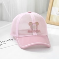 Dettaglio cappellino a rete rosa per bambini con ricamo a orsetto e design traspirante - 52cm (3-6 Anni) / Rosa