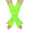 Detail von neongrünen Strickstulpen mit flexibler Rippenstruktur und Daumenloch - Gelbgrün