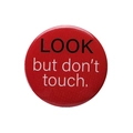 Spilla tonda in latta rossa con scritte LOOK but don't touch in bianco e nero - Rosso LOOK but don't touch (XZ8102)