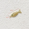 14k vergoldeter Koi-Fisch Anhänger mit grünem Edelsteinauge, 27mm x 9mm Schmuckstück - Gold / Grünes Auge / Mittel