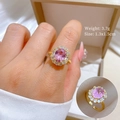 Detail van roze ovale steenring met witte diamanten op zijde en luxe sieradendoos - Verguld Koper / Roze Edelsteen Ring (J0038)