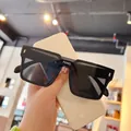 Occhiali da sole quadrati neri alla moda con rivetti in argento e stile punk - Montatura Nera / Lenti Nere