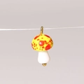 Miniatur Pilzanhänger mit gelb-roten Punkten und einer eleganten goldenen Metallschlaufe - Gelber Pilz