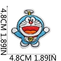 Primer plano del parche bordado de gato Doraemon con medidas de 4,8cm en detalle - W25AM-095-08