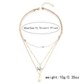 Détail d'un collier doré multicouche avec étoile de mer bleue et coquillages blancs - Ensemble 3 pièces Étoile de Mer et Coquillage