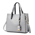 Bolso de mano gris claro con grabado de cocodrilo, asas de serpiente y herrajes oro - Gris claro