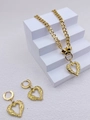 Detailaufnahme von goldener Herz-Halskette und Creolen mit strukturierter Oberfläche - Halsketten- und Ohrring-Set / Gold