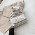 Bolso bandolera plateado holográfico acolchado para mujer con diseño retro minimalista - Blanco