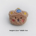 Dettaglio toppa orsetto di peluche con cappello da festa e dimensioni 6,5x7 cm - Stile Spilla / Caffè Chiaro