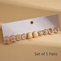 Set de 5 pares de pendientes dorados con flores de resina vintage y perlas falsas - Juego de 10 Piezas Blanco con Pin de Plata