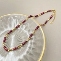 Collier artisanal perlé avec tubes en marbre violet et billes dorées sur plat - Tz-n0543-02-rouge
