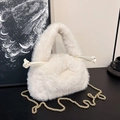 Bolso de peluche blanco crema con cadena dorada y detalles decorativos de cordón - Blanco