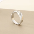 Dettaglio dell'anello in acciaio inossidabile lucido con design asimmetrico a spirale - US 6