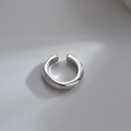 Ear cuff minimalista in argento S925 con superficie geometrica irregolare e lucida - Oro Bianco