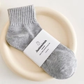 Graue Baumwollsocken mit Rippbündchen in minimalistischer weißer Verpackung - Einheitsgröße / Grau