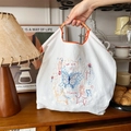 Weiße Oxford-Stofftasche mit bunten Schmetterlingsstickereien und Webgriff - Weißes Exemplar-Stil