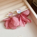Dettaglio di orecchini a fiore in tessuto rosa con perni in resina marmorizzata - Stile 4 Perno in Argento