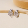 Elegante zilveren huggie oorringen met vierkante zirkoon op een houten standaard - Vierkante Pave Zirkonia Creool / Zilver
