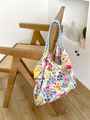 Borsa tote in tela bianca con fiori colorati e manici in tessuto azzurro - Giardino Colorato