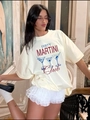 Oversized μπεζ βαμβακερό t-shirt με γραφικό Dirty Martini Club φορεμένο από μοντέλο - S / Βερικοκί