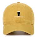 Detail der Vitamin G Bierstickerei auf vintage senfgelber gewaschener Baumwoll-Basecap - Gelb