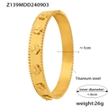 Gouden titanium stalen armband met reliëf bloemmotieven en een binnendiameter van 6 cm - Bangle / Goud
