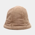 Gros plan d'un bob en peluche marron doux montrant la texture de fausse fourrure d'hiver - M (56-58cm) / Bob / Kaki