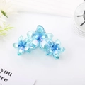 Schillernde blaue Blumen-Haarklammer mit Farbverlaufseffekt und drei Blumenelementen - Blau