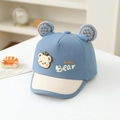 Dettaglio ravvicinato di un cappellino da neonato blu e beige con orecchie di orso e toppa cute - 48cm (5-18 mesi) / Blu