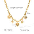 Detailansicht der goldenen Edelstahlkette mit bösem Auge und Sonnenanhängern und Maßen - Goldener Multi-Anhänger-Stil (HC-N40243)
