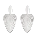 Detalle de los pendientes plateados en forma de hoja con textura metálica de abanico - Pendientes / Plata Blanca (Pendientes) N-176