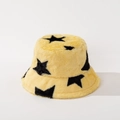 Detalle de gorro de pescador de felpa amarilla con estrellas negras y textura de piel sintética - M / Amarillo