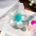 Haarklammer in Blumenform mit blau-weißem Farbverlauf und glänzender Harzoberfläche - Cyan-Groß