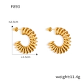 Détail des boucles d'oreilles spirale en forme de C dorées mesurant 2,5cm sur 2,5cm - Boucle en Spirale Dorée (F893)