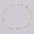 Pulsera bohemia hecha a mano con cuentas blancas traslúcidas y bolas de cobre dorado - Cuentas Oro Translúcidas Blancas