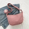 Sac bandoulière rose en velours côtelé avec petit porte-monnaie sur veste en jean - Rose