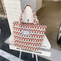 Detalle del bolso de pana con estampado de tulipanes vintage y etiqueta tejida de marca - Flores Rojas (Estampado de Tulipanes)
