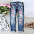 Detail der blauen Ripped-Jeans mit rosa Pailletten und Patches im Leopardenmuster am Knie - S / Rosa Pailletten Leoparden-Aufnäher