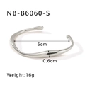 Detailansicht eines silbernen C-Armreifs mit unregelmäßiger Form und Maßen 6cm, 16g - Minimalistischer Stromlinienförmiger Stil (NB-B6060-S) / Silber