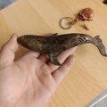Detailopname van vintage bronzen walvis wierookbrander met verfijnde opengewerkte golven - Walvis Wierookbrander / Rood koper