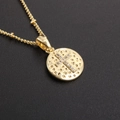 Collana con pendente rotondo dorato e croce di zirconi con finitura testurizzata - Stile Croce a Piastra Tonda (NF03-5)