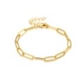 Detailansicht eines goldenen Büroklammer-Armbands mit Karabinerverschluss und Kettchen - Büroklammer Stil / Gold