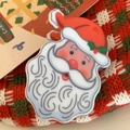 Vista macro del fermaglio per capelli Babbo Natale con dettagli in acrilico lucido - Molletta per capelli Babbo Natale-7cm