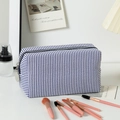 Beauty case in seersucker a righe bianche e blu con cerniera e pennelli da trucco - Blu navy