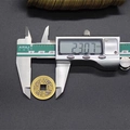 Messingmünze Schlüsselanhänger Variante mit 23mm Durchmesser auf digitalem Messschieber - Fünf Kaiser Münzen (2,3 cm Durchmesser)
