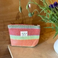 Bunte gestreifte Kosmetiktasche aus Webstoff mit lebhaften Dopamin-Farben und Reißverschluss - Rot und Orange Gestreift