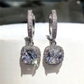 Dettaglio di orecchini con zircone a taglio quadrato e pavé in finitura argento - Oro Bianco