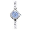 Détail de montre de luxe avec bracelet en perles et cristal et cadran en nacre bleue - Bleu